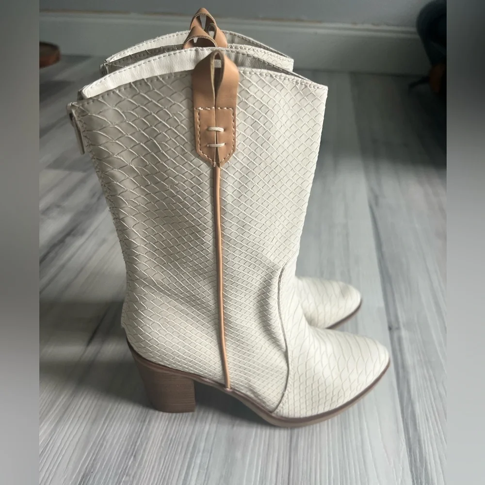 Mia‎ NWOB  from Buckle Brand size 7 Ivory western snake skin boots - Picture 4 of 7